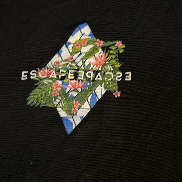 Escapes black tshirt with Hawaiian flowers size large short sleeve - Picture 4 of 4